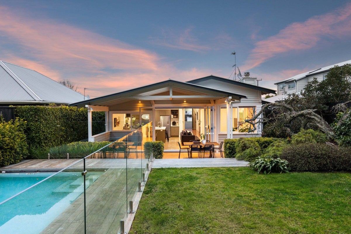 15 Maranui Avenue, Point Chevalier, Auckland - Carousel 1