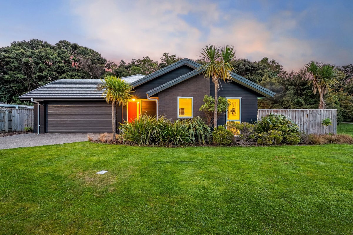 1 Banks Boulevard, Whitby, Porirua - Carousel 1