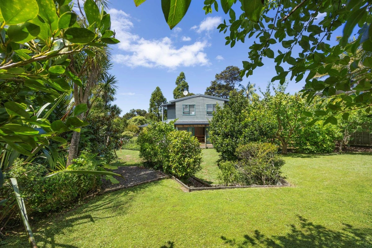 24 Rauhuia Crescent, Parau, Auckland - Carousel 1
