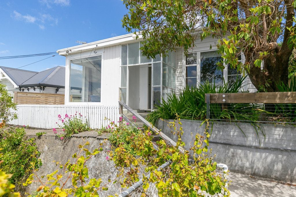 11 Maarama Crescent, Aro Valley, Wellington - Carousel 2