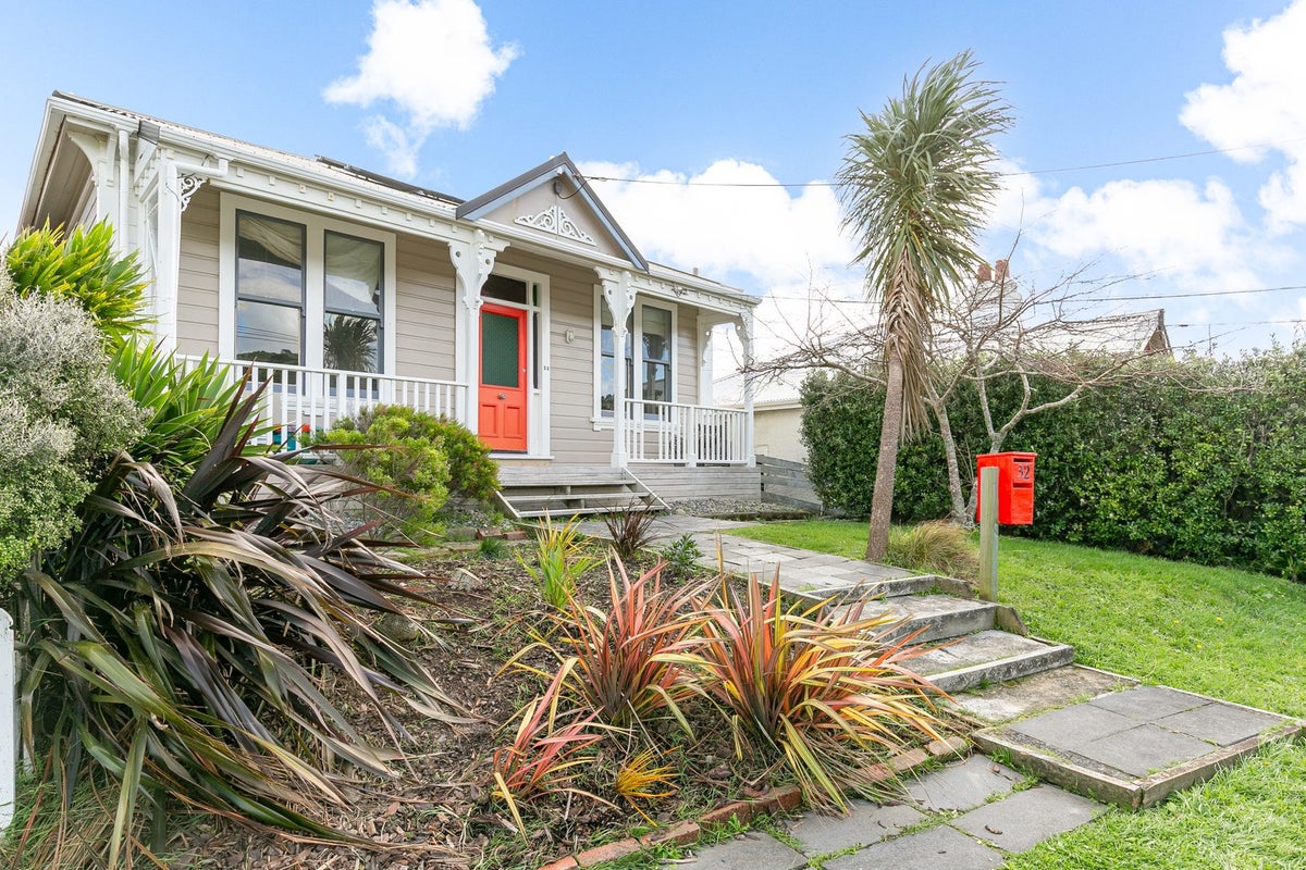32 Eden Street, Island Bay, Wellington - Carousel 1