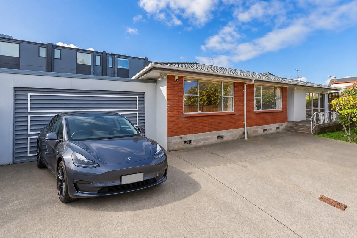 2 Ferguson Avenue, Greenlane, Auckland - Carousel 1