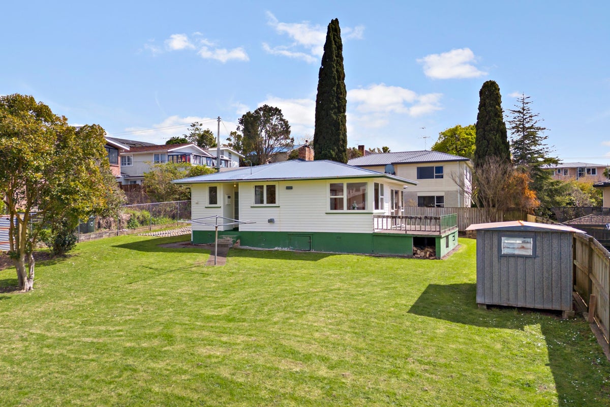 8 Brothers Street, New Windsor, Auckland - Carousel 1
