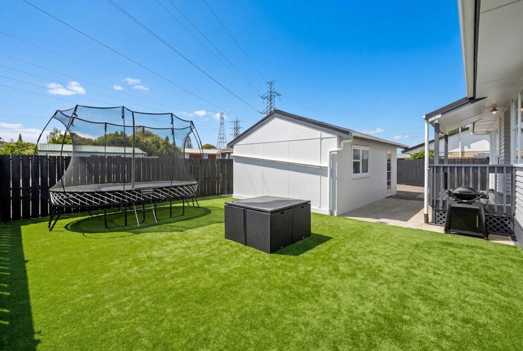 43A Edgewater Drive, Pakuranga, Auckland - Carousel 1