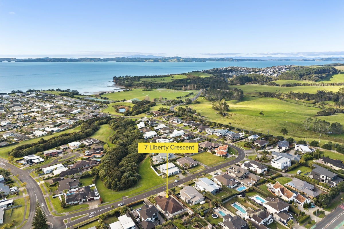 7 Liberty Crescent, Beachlands, Auckland - Carousel 2