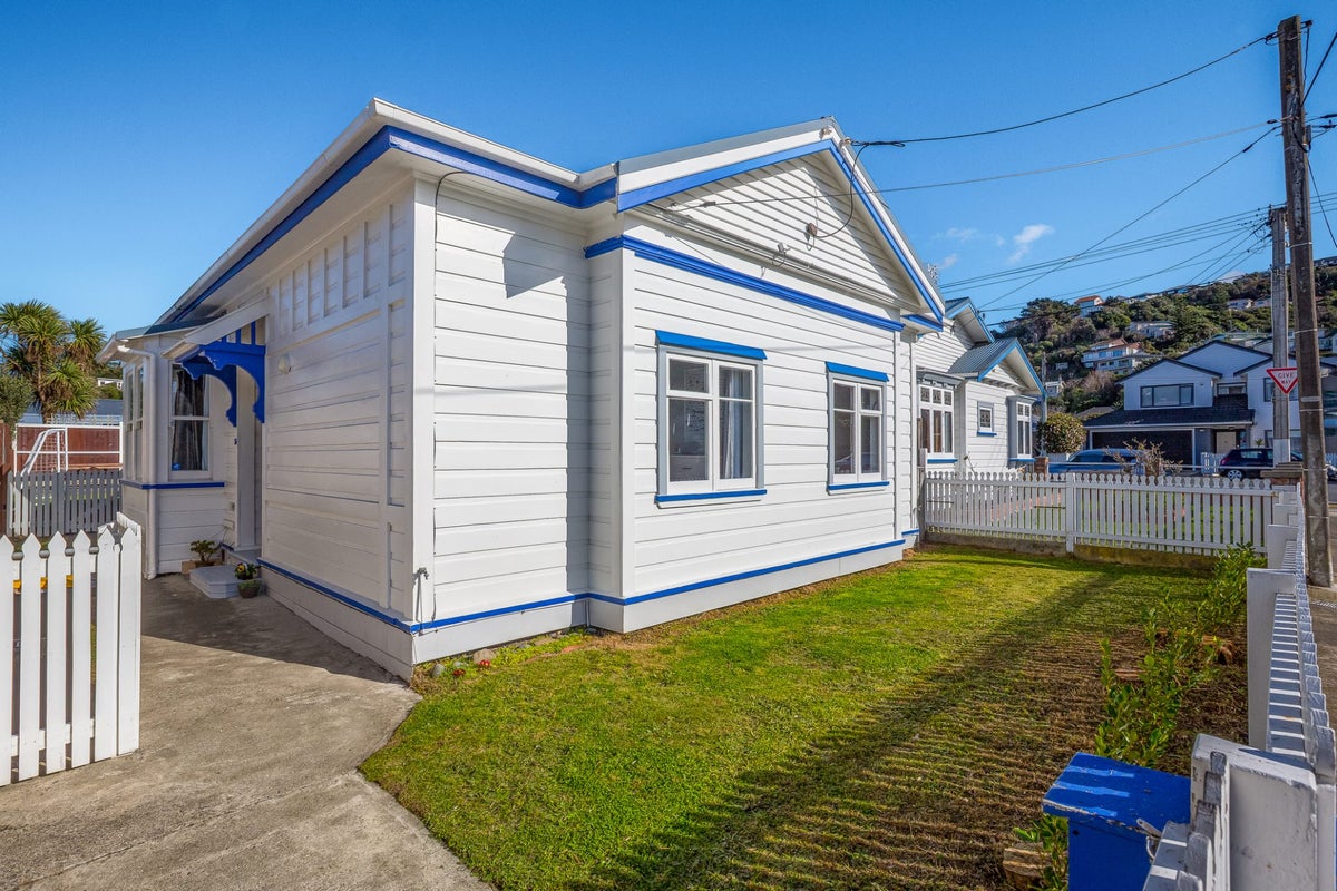 39 Humber Street, Island Bay, Wellington - Carousel 1