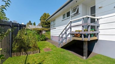 2/34B Sunnynook Road, Sunnynook, Auckland - Carousel 1