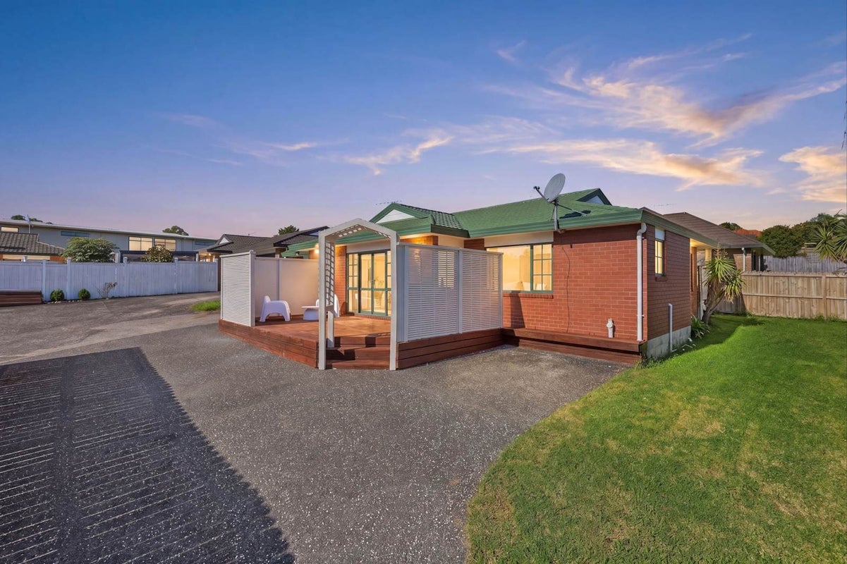 2/11 Roanoke Way, Albany, Auckland - Carousel 1