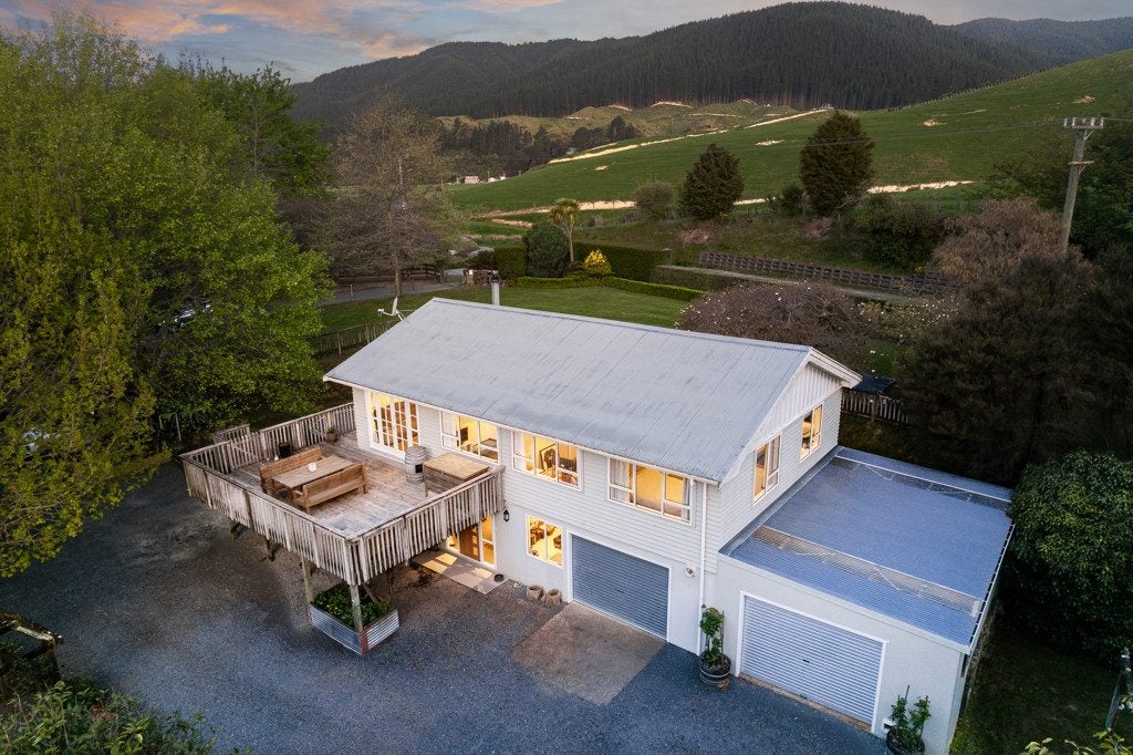 52 Katherine Mansfield Drive, Whitemans Valley, Upper Hutt - Carousel 1