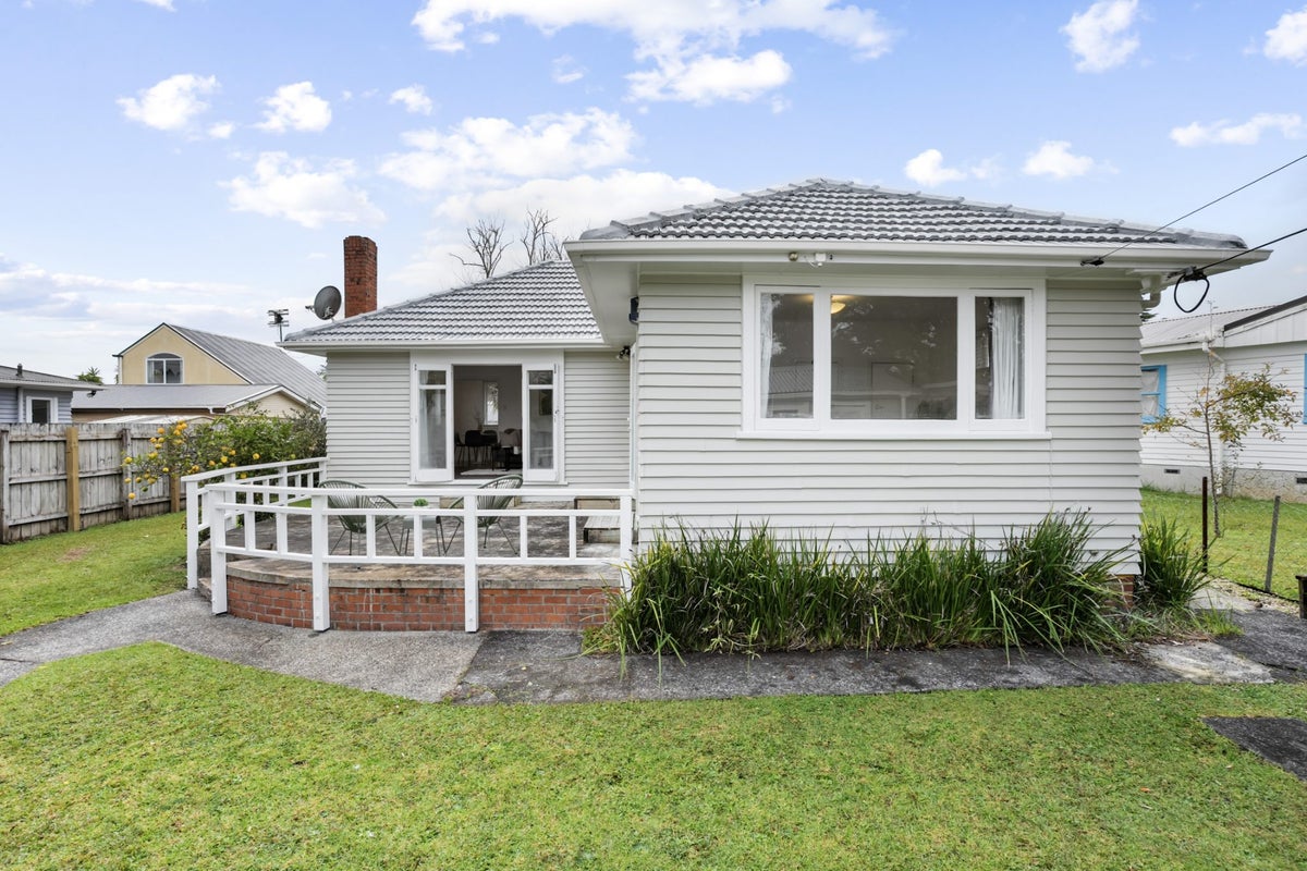 715 Te Atatu Road, Te Atatu Peninsula, Auckland - Carousel 1