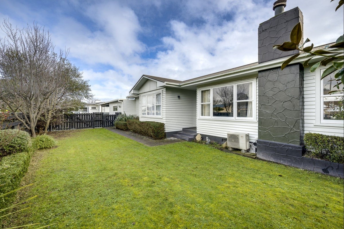 1214 Willowpark Road North, Mayfair, Hastings - Carousel 1
