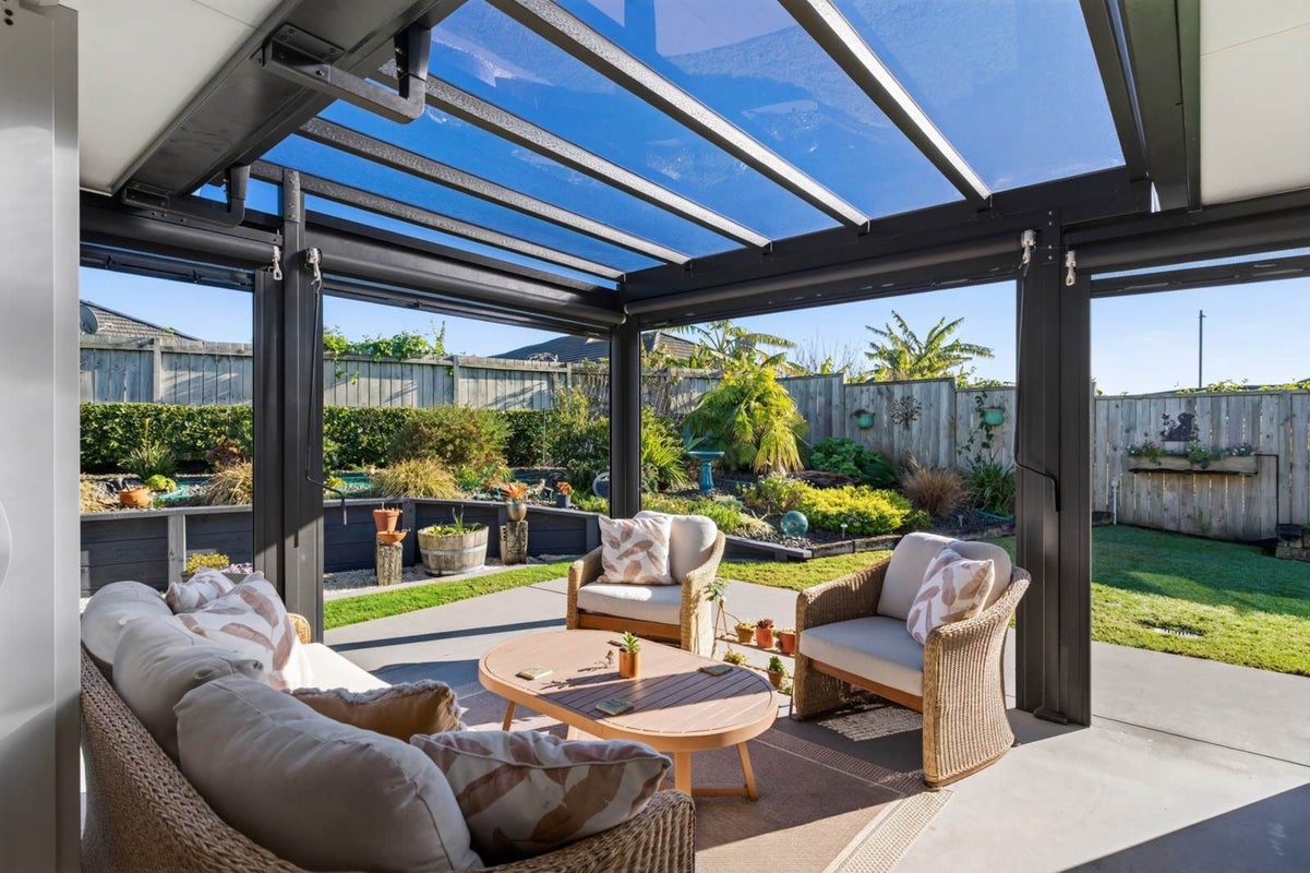 17 Olney Court, One Tree Point - Carousel 1