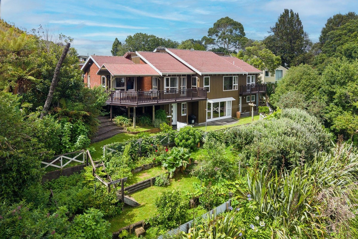 11 Rika Place, Kawaha Point, Rotorua - Carousel 1
