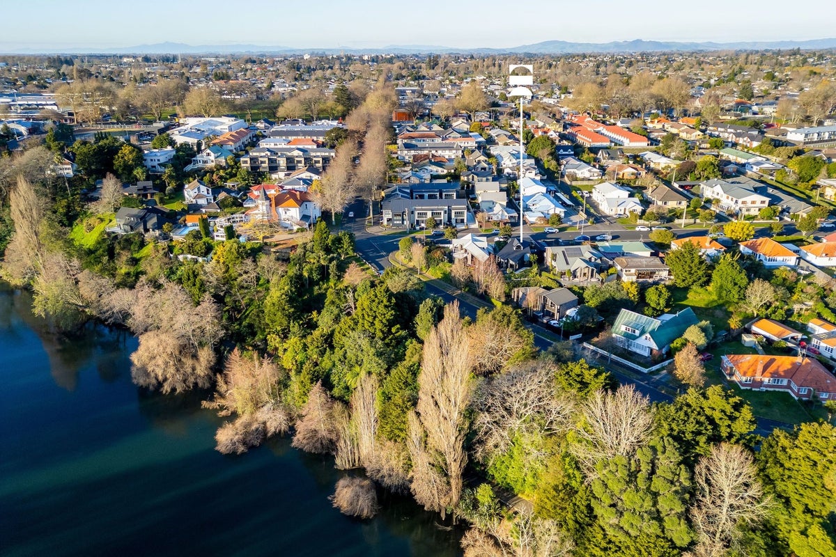 127 MacFarlane Street, Hamilton East, Hamilton - Carousel 24