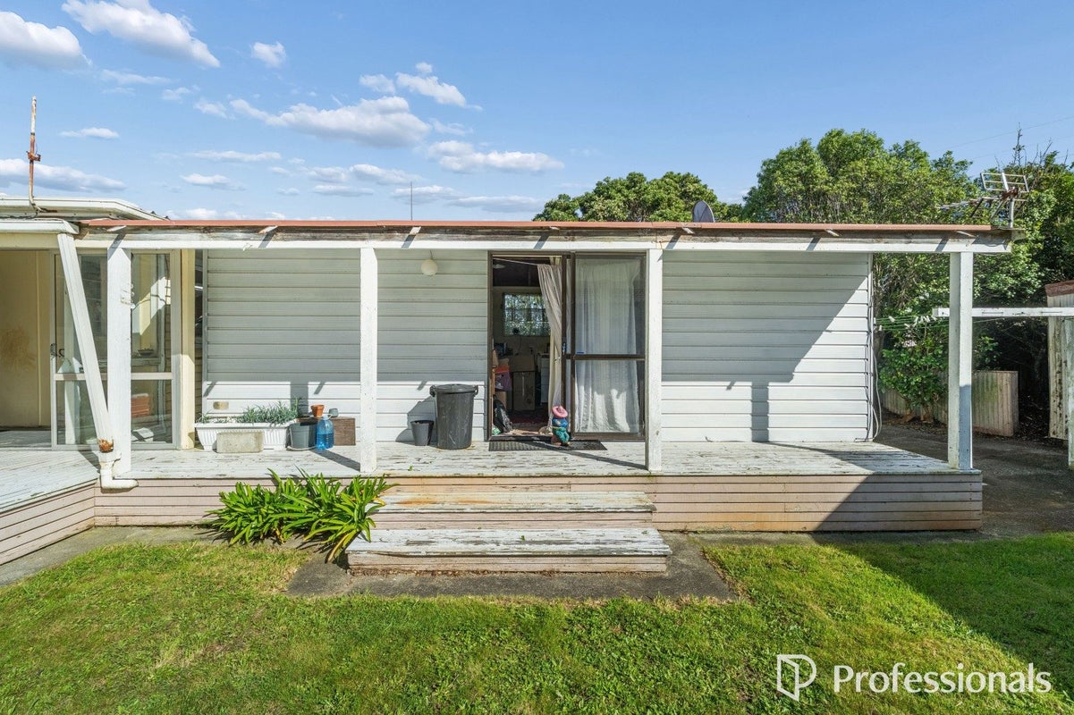 15 Kenmore Street, Newlands, Wellington - Carousel 22