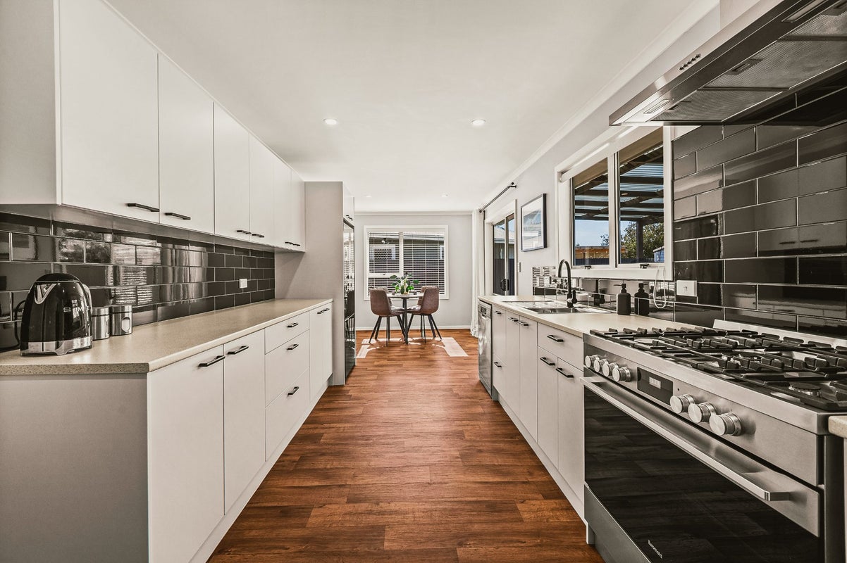 16 Foster Terrace, Onekawa, Napier - Carousel 1