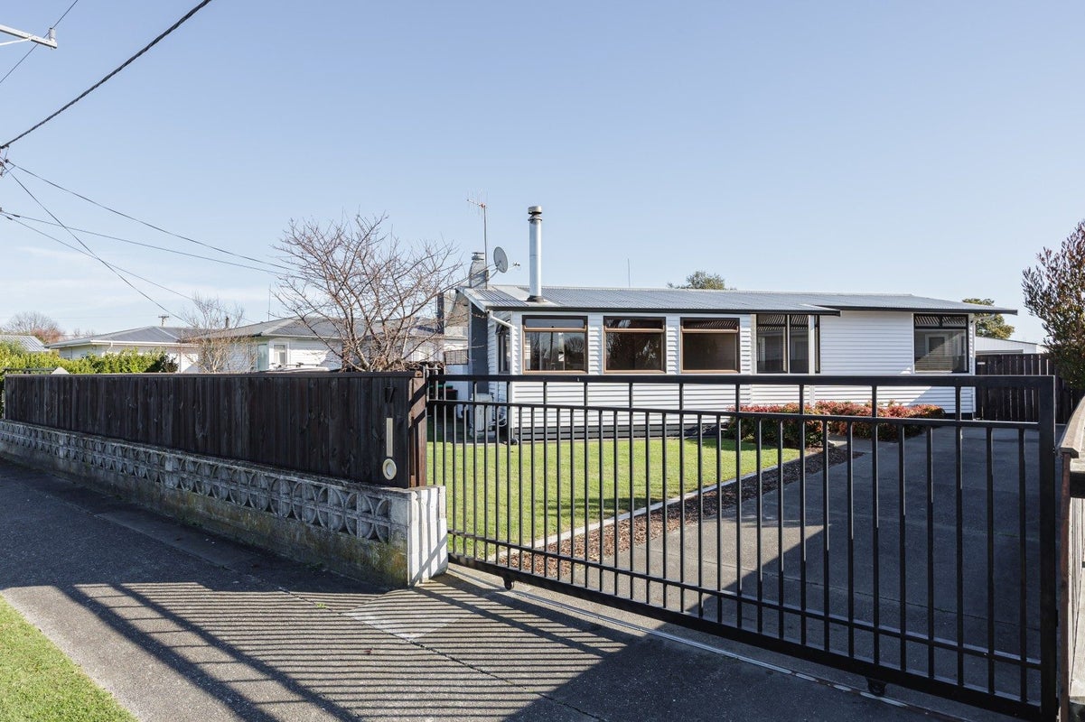 17 Harold Holt Avenue, Onekawa, Napier - Carousel 1