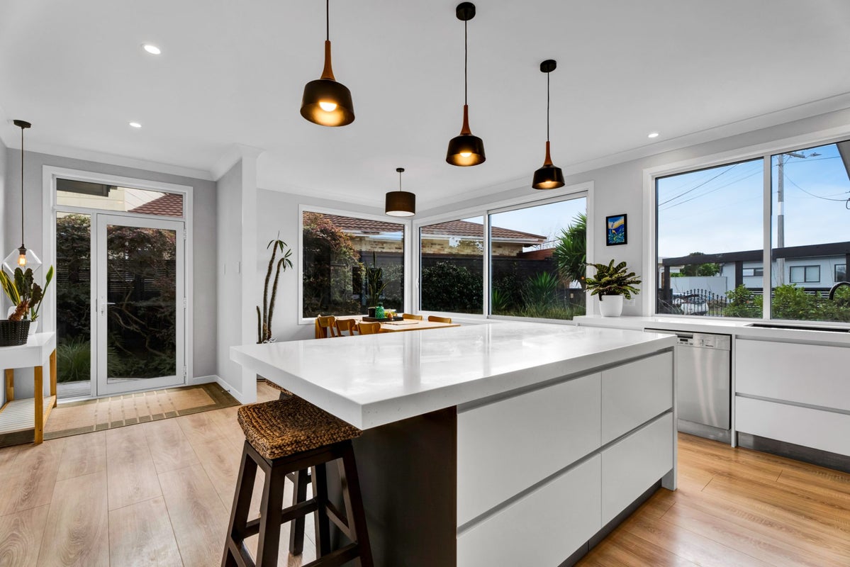 10 Strandon Place, Strandon, New Plymouth - Carousel 2