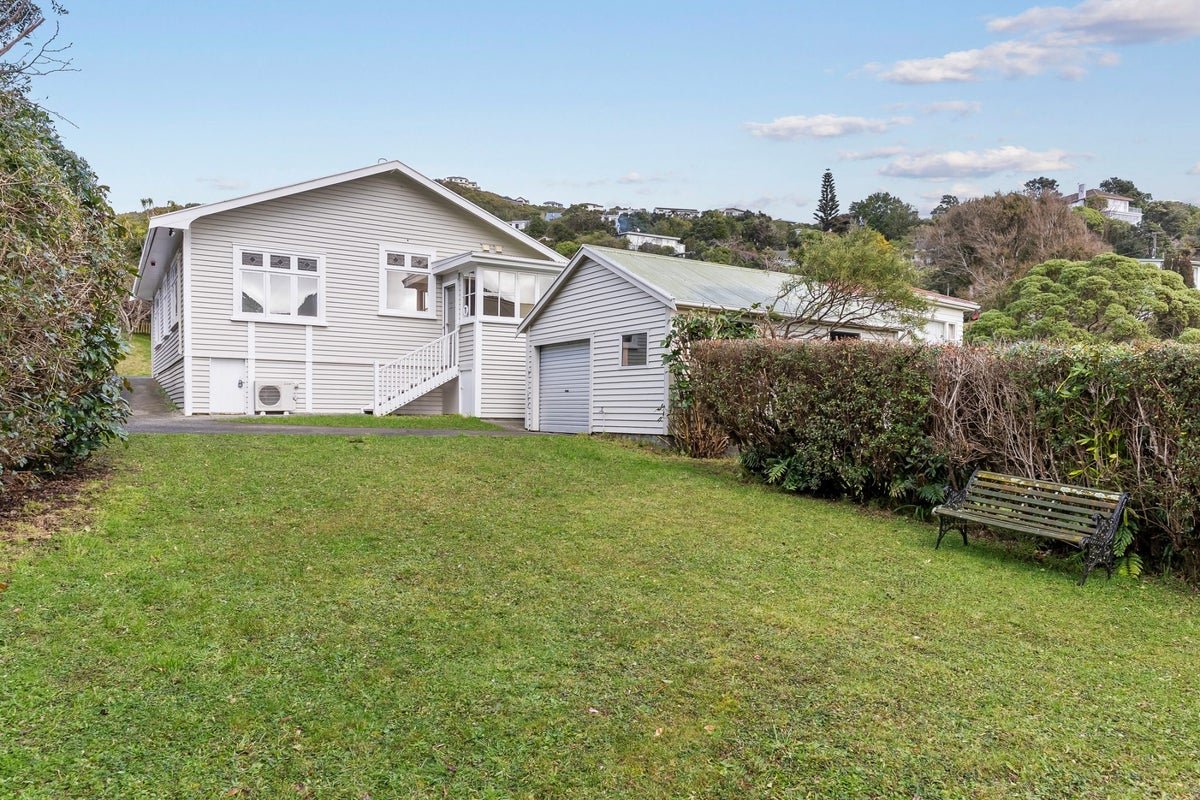 4 Collier Avenue, Karori, Wellington - Carousel 2