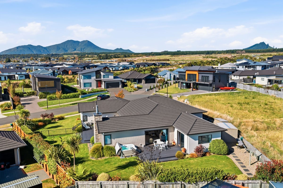6 Tuhua Close, Wharewaka, Taupo - Carousel 33