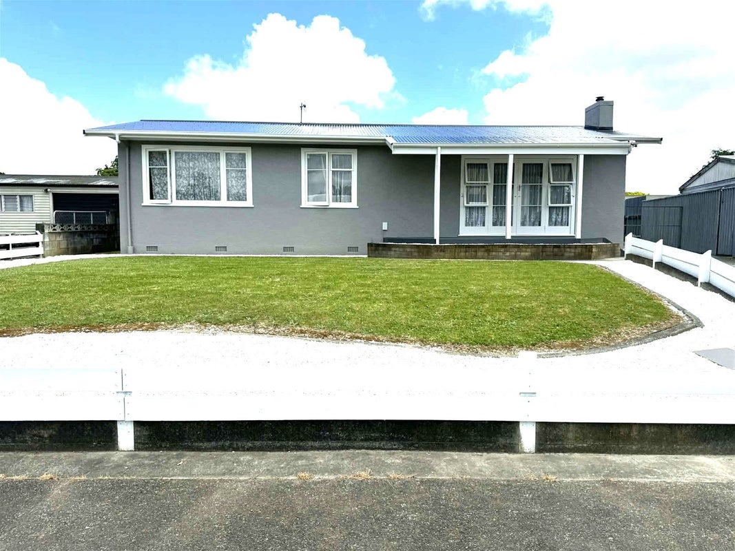 4 Mokau Place, Terrace End, Palmerston North - Carousel 1