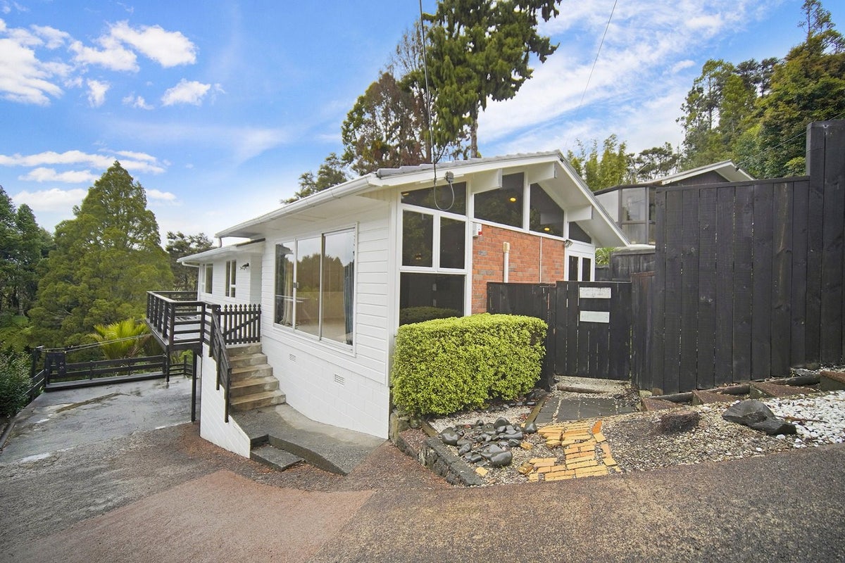 200 Godley Road, Titirangi, Auckland - Carousel 1