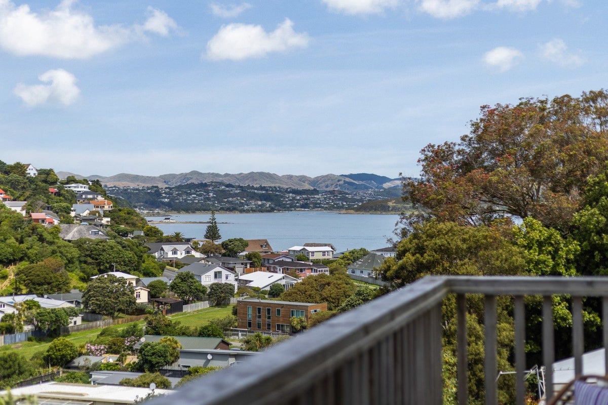 31 Airlie Road, Plimmerton, Porirua - Carousel 2