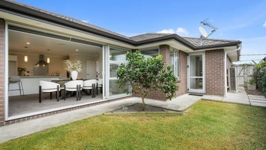 12 Isobel Road, Greenhithe, Auckland - Carousel 1