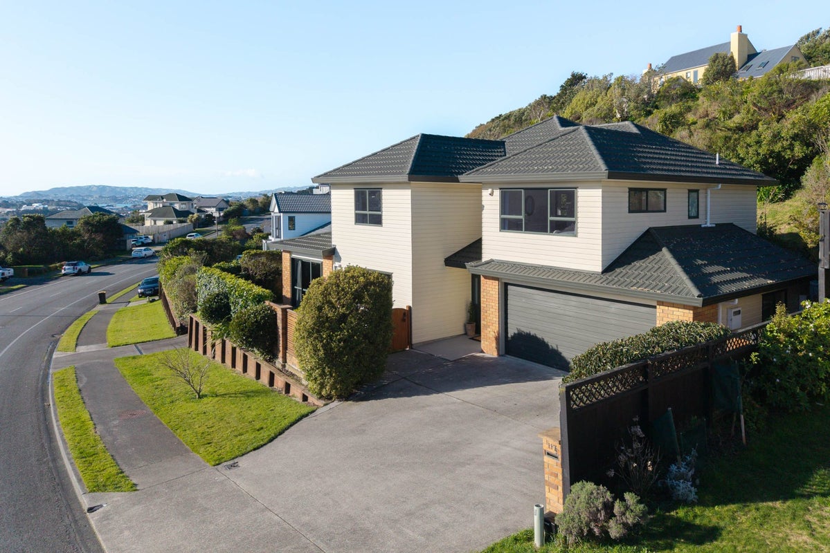 117 Woodman Drive, Tawa, Wellington - Carousel 2