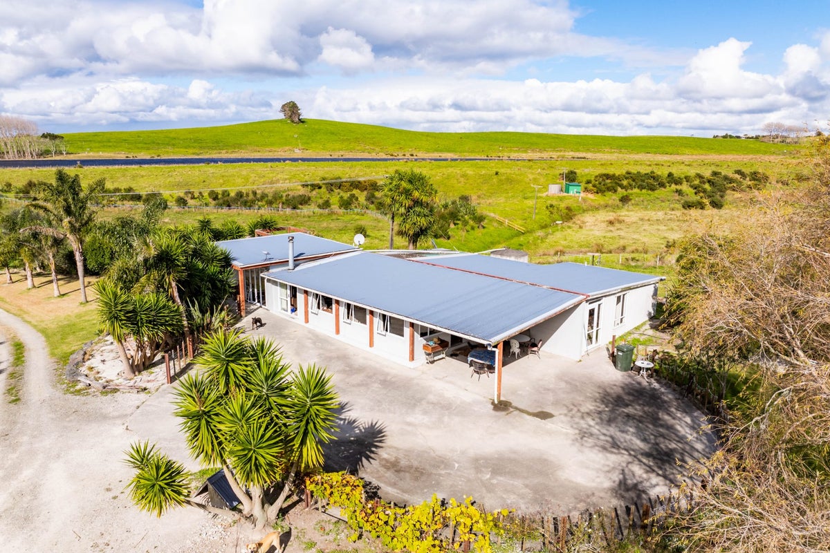 383 Brown Road, Hakaru - Carousel 1