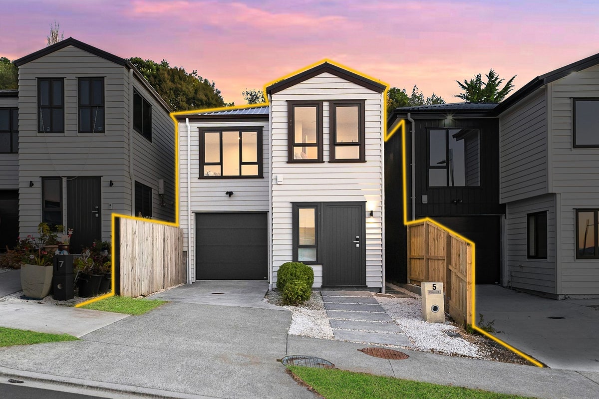 5 Puhakehake Place, Flat Bush, Auckland - Carousel 1