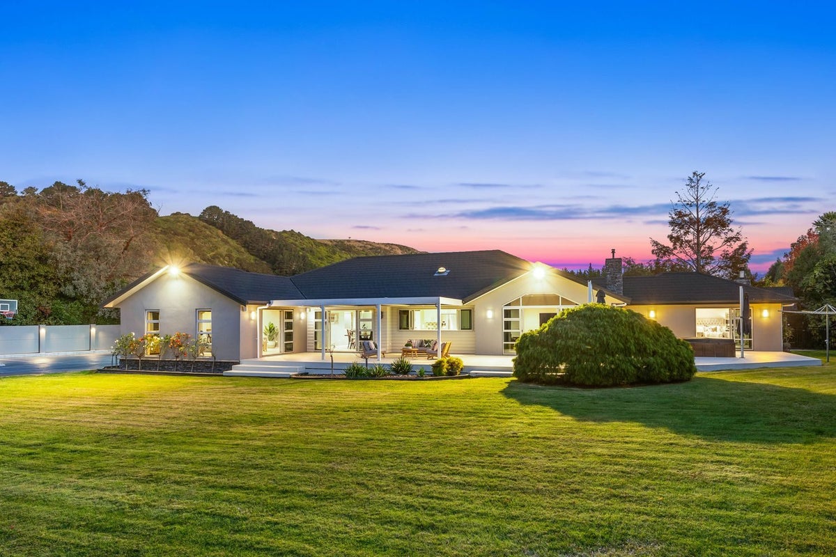 158 Raumati Road, Raumati Beach, Paraparaumu - Carousel 1