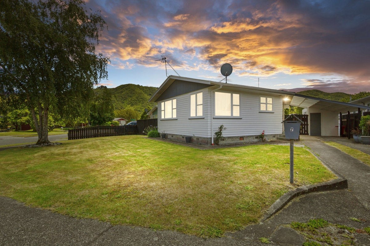 7 Kentucky Street, Totara Park, Upper Hutt - Carousel 1