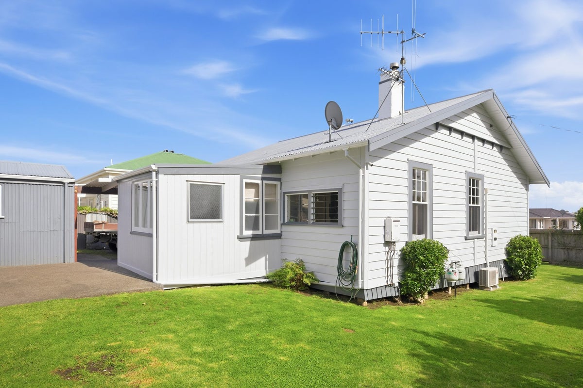 21 Brenan Street, Paeroa, Paeroa - Carousel 1