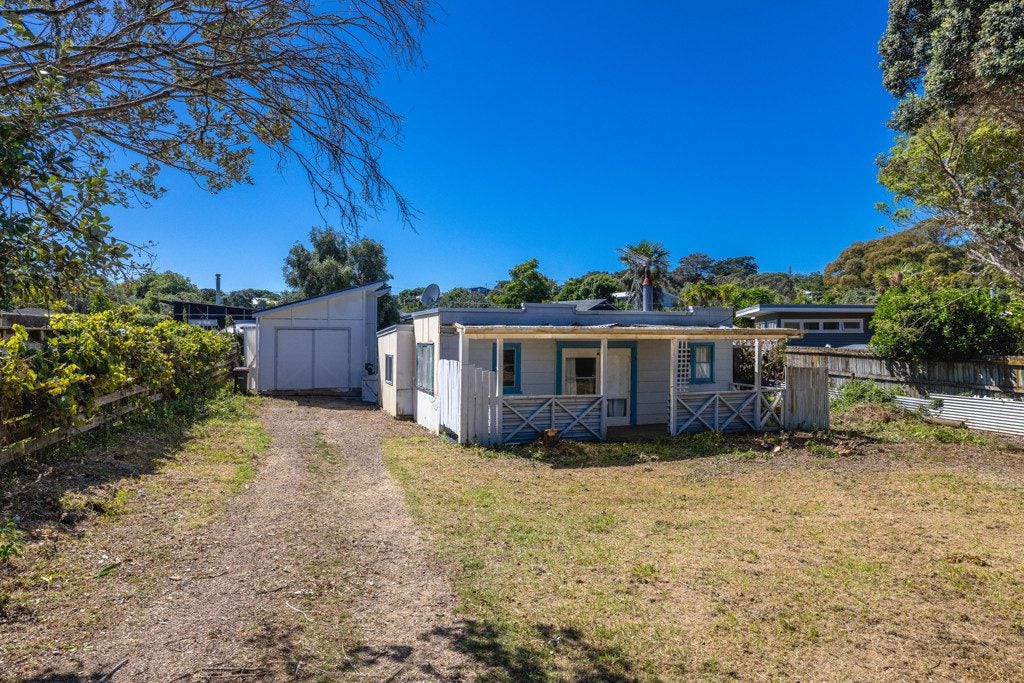 8 Manuka Road, Oneroa, Waiheke Island - Carousel 1