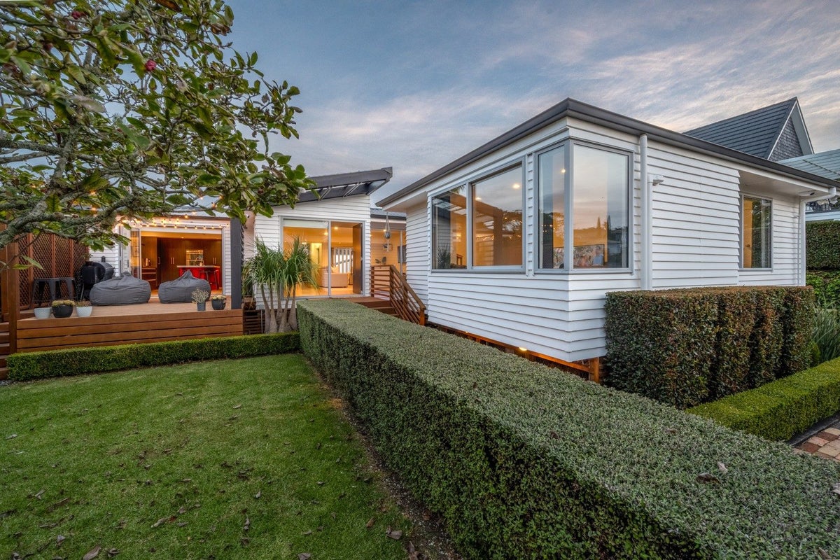 9 Shelly Beach Parade, Cockle Bay, Auckland - Carousel 1