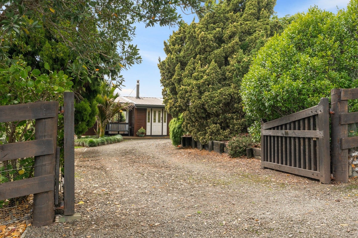 37 Lloyd Road, Riverhead, Albany - Carousel 1