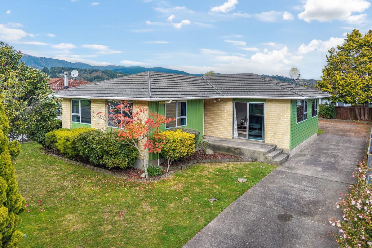 127 California Drive, Totara Park, Upper Hutt - Carousel 1