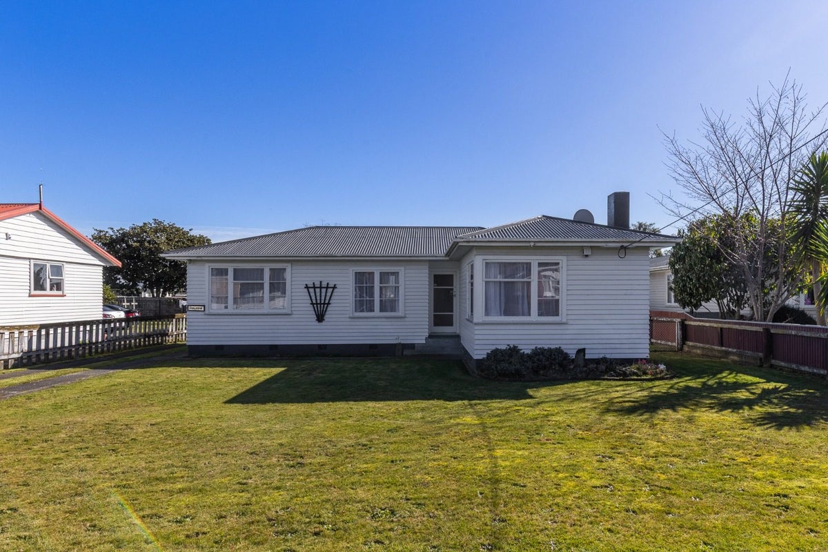 11 Bartholomew Road, Levin, Levin - Carousel 1