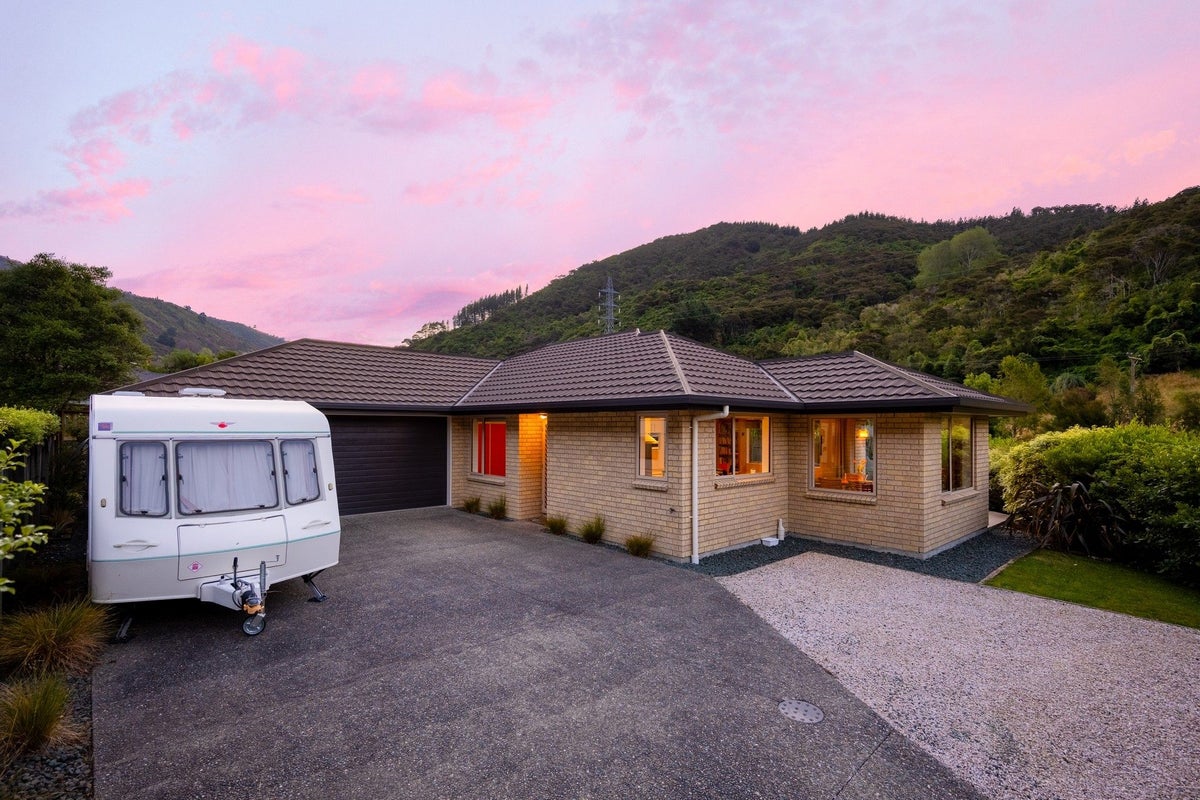 3 Tindle Place, The Brook, Nelson - Carousel 2