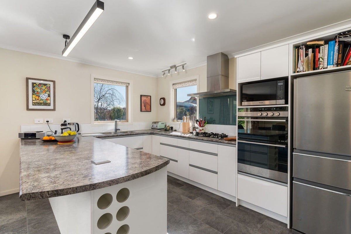 24 Mill Grove, Clareville, Carterton - Carousel 2