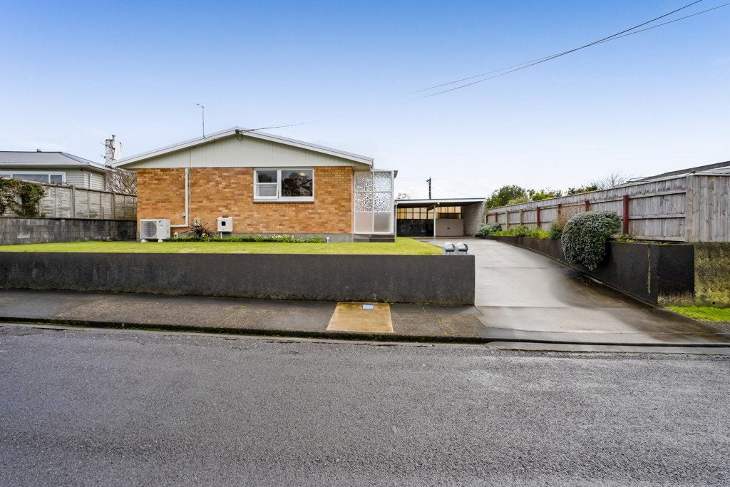 2/6 Essex Street, Vogeltown, New Plymouth - Carousel 2