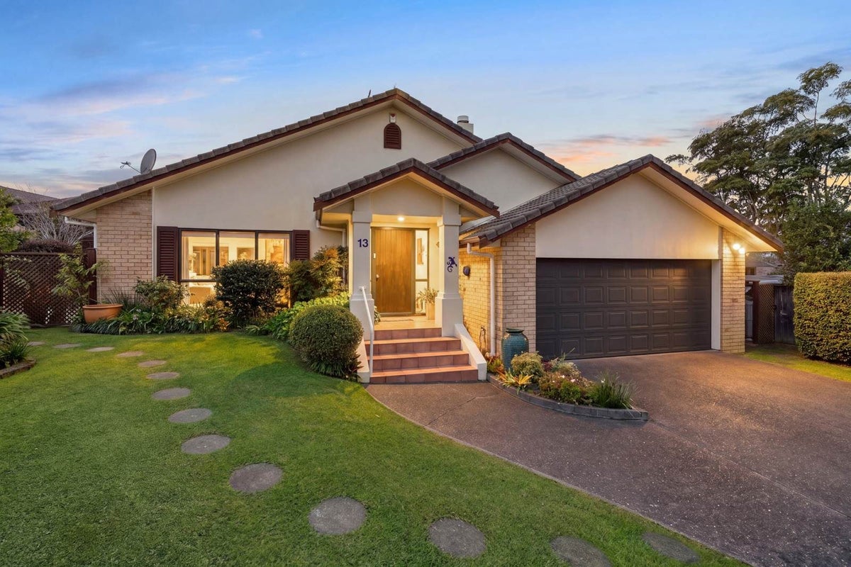 13 Kate Sheppard Avenue, Torbay, Auckland - Carousel 1