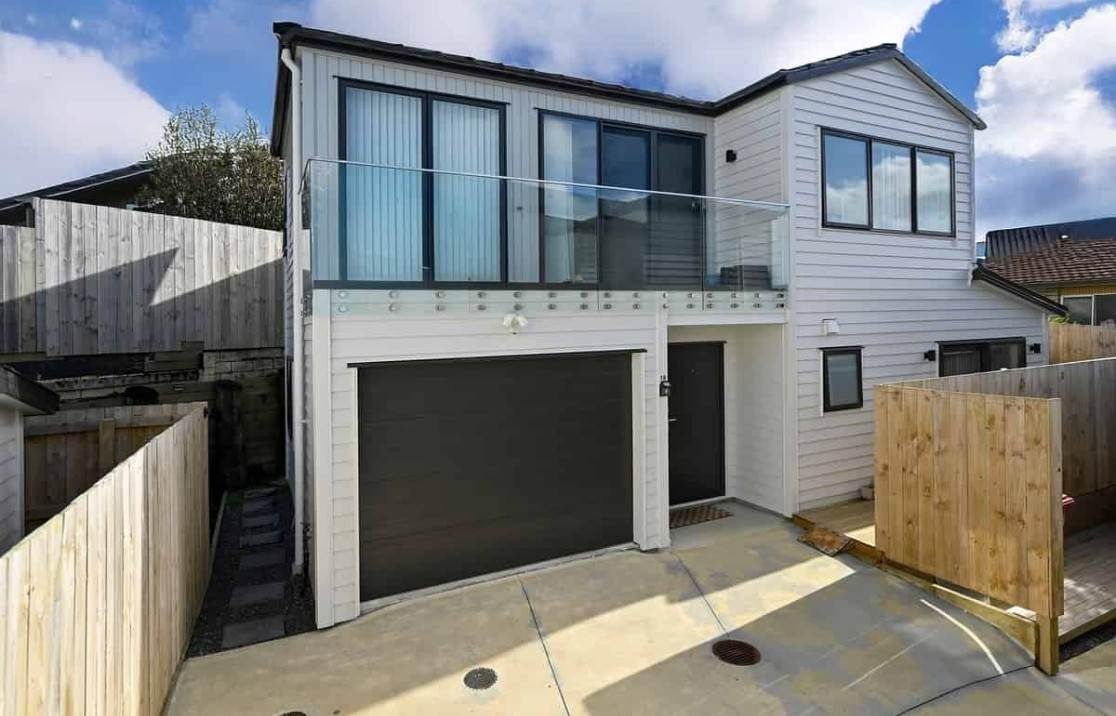 1B Robin Lane, Browns Bay, Auckland - Carousel 1