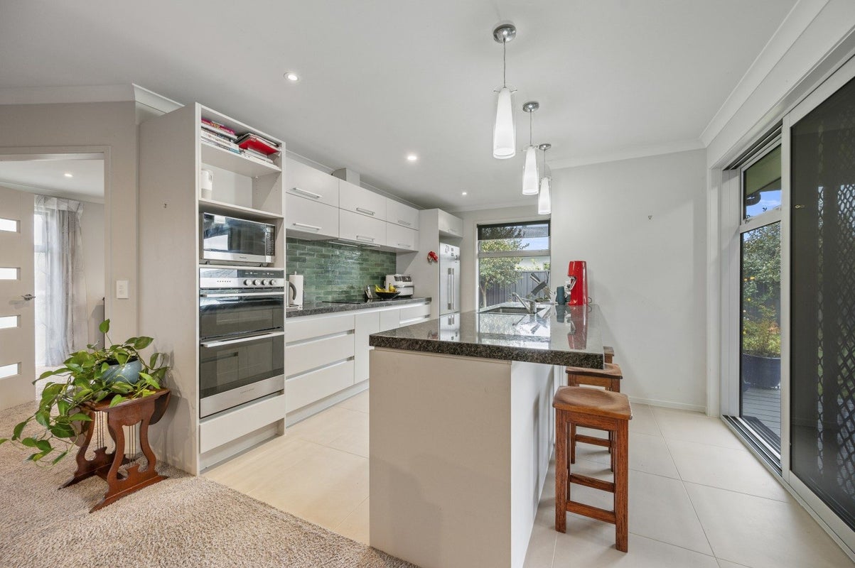5 Begley Place, Frimley, Hastings - Carousel 2