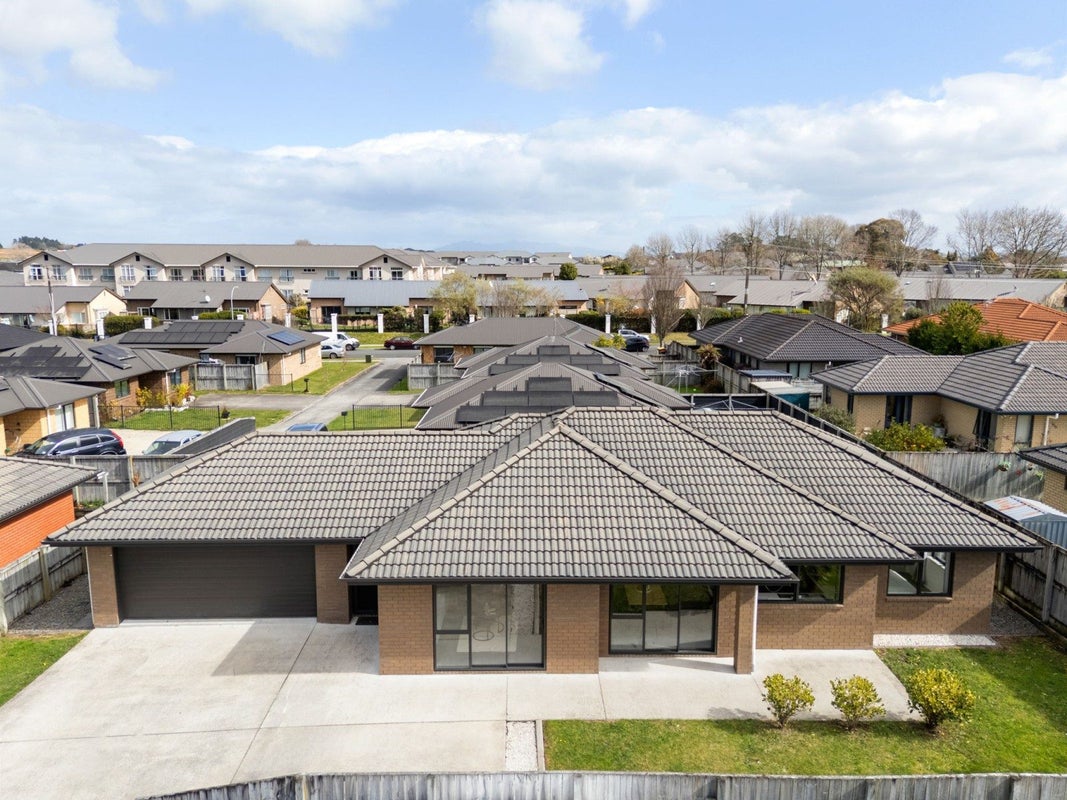 48 Edgeview Crescent, Fitzroy, Hamilton - Carousel 1