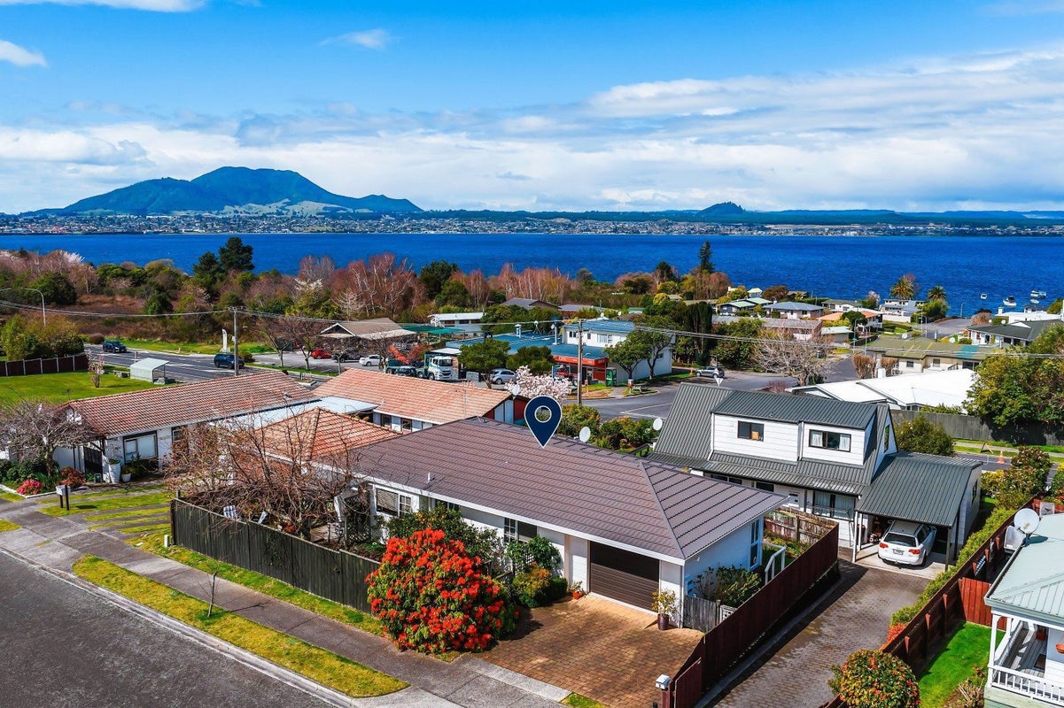 2/8 Kinder Street, Acacia Bay, Taupo - Carousel 1