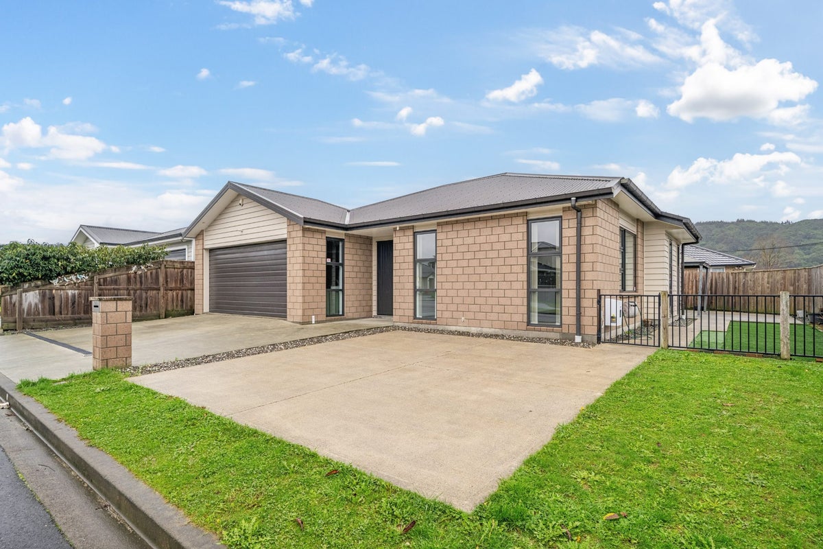 10 Poulson Grove, Trentham, Upper Hutt - Carousel 1