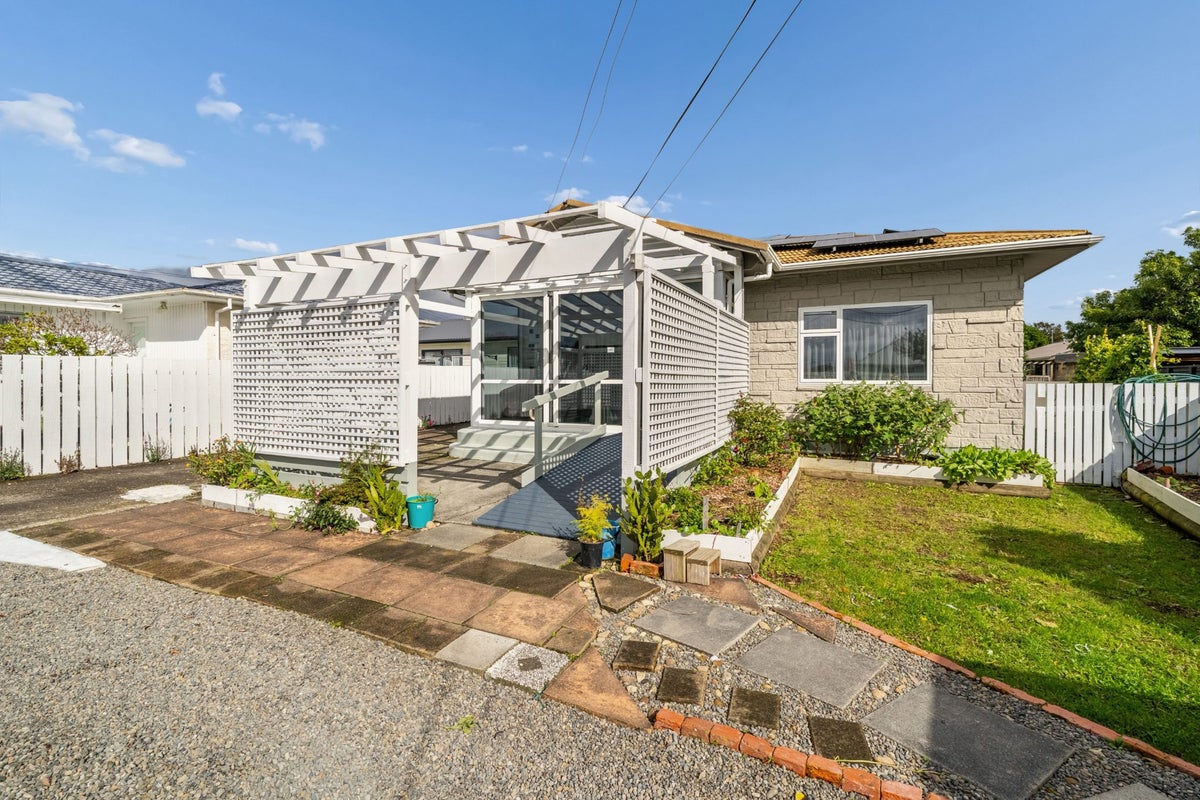 18 Liverpool Street, Trentham, Upper Hutt - Carousel 1