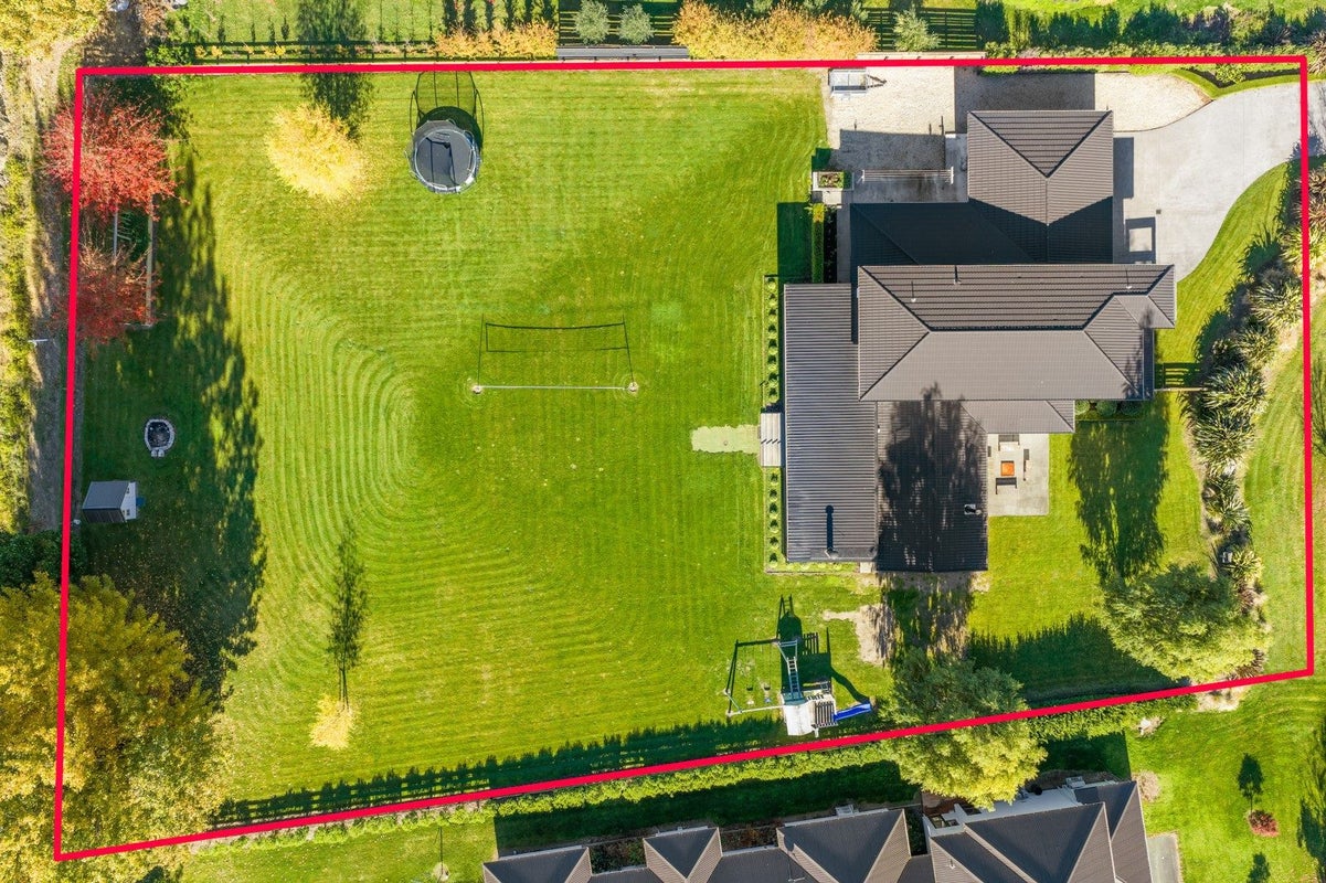 8 Bradleigh Park, Fairhall, Blenheim - Carousel 35